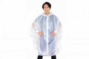 全身を覆うレインコートを着用する