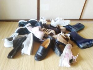 古い靴の適切な処分方法とリサイクル事例