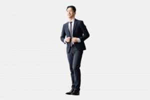 まず結論｜男性の平服は「略礼装〜きれいめスーツ」が基本