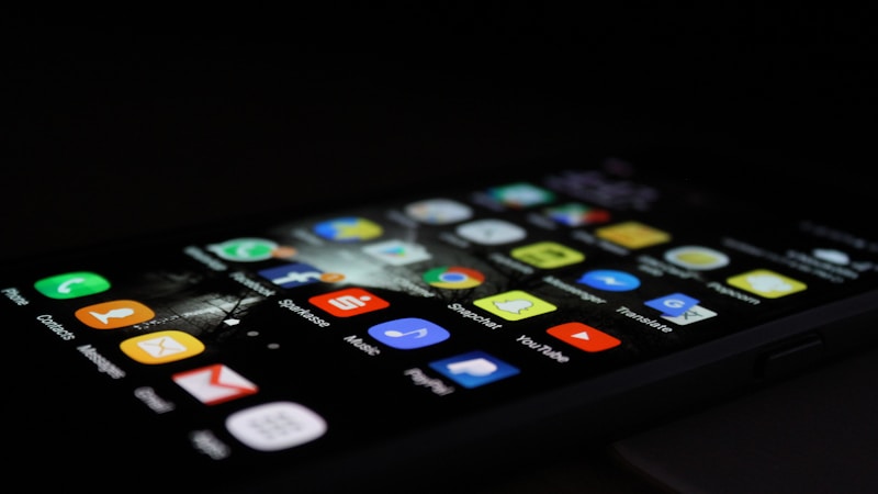 スマホのホーム画面をすっきり整理する方法｜見やすく使いやすい配置のコツをやさしく解説