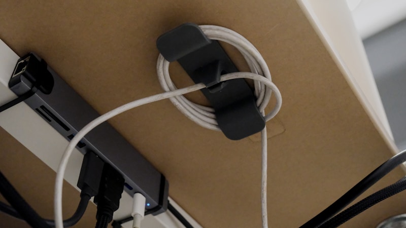充電ケーブル収納の正解が見つかる。デスクも家中もすっきり整う実用アイデア集