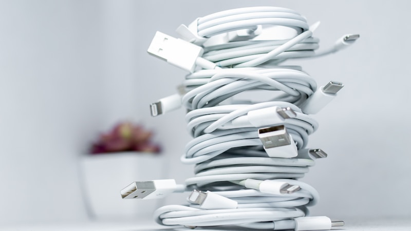 充電ケーブル収納の正解が見つかる。デスクも家中もすっきり整う実用アイデア集