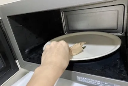 発泡スチロールがレンジで溶けた場合の掃除方法