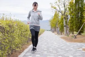 1キロメートルを歩くのにかかる時間と歩数はどのくらい？