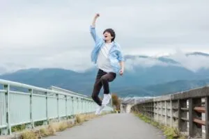 「跳ぶ」の意味と用法