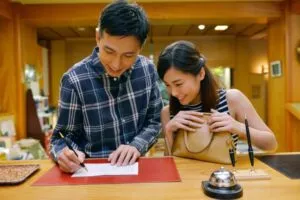 フロントでのチェックイン手続き