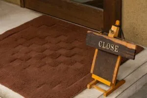 深夜1時から朝5時までを休業時間として設定している施設がある