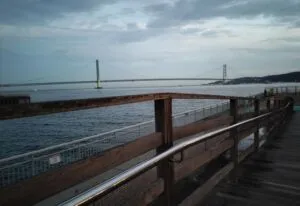 ラ・ムー大蔵海岸店の脇