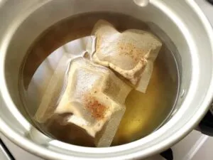 出汁でカニを煮る