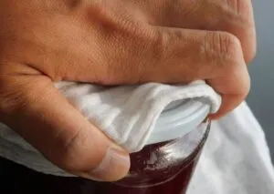 なぜ瓶の蓋が開きにくくなるのか？