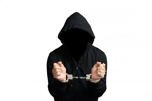 手錠を掛けられた人