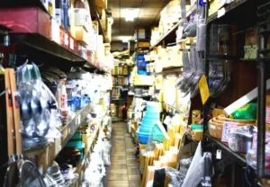 低価格で多種のコピー用紙を販売している店舗