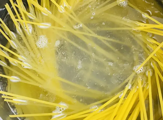 パスタをゆでる