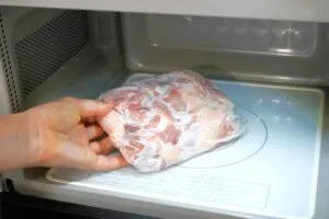 冷凍中落ちカルビの解凍方法で味が変わる？